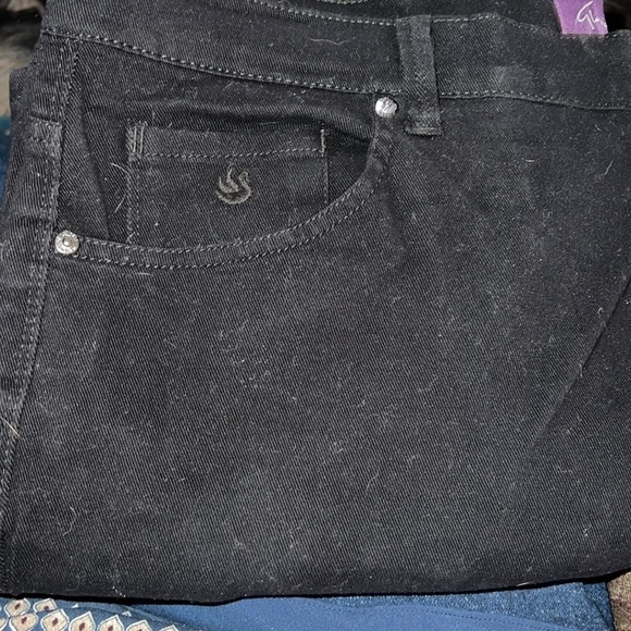 Gloria Vanderbilt Pants, Amanda Style Jean SZ 16W, W 20”, L 41", IN 28", (JT1) - Picture 6 of 7